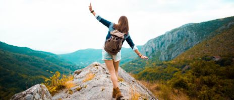 Frau beim Wandern in den Bergen