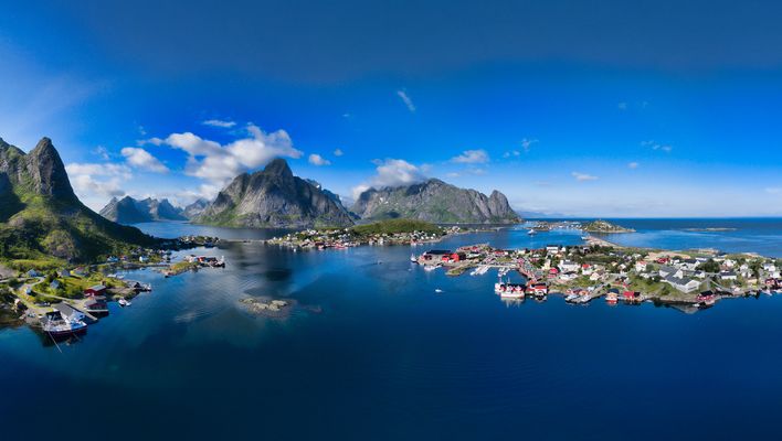 Panoramablick auf die Inselwelt der Lofoten, Norwegen
