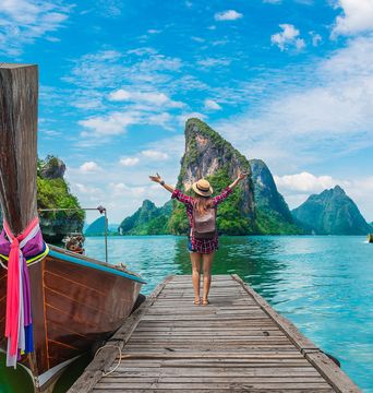 Eine Frau steht auf einem Steg auf der Insel Phangnga in Thailand