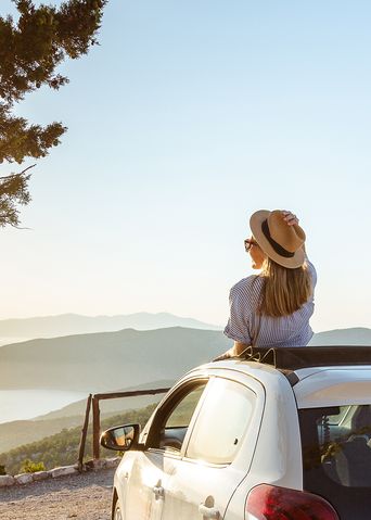 Frau lehnt sich aus dem Auto