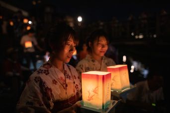 Frauen mit Laternen beim Obon Fest