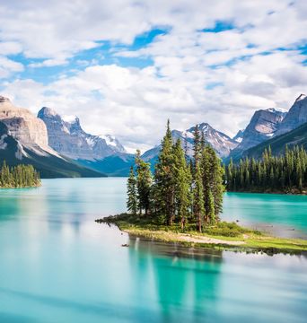 Landschaft mit See, Bergen und Wald im Jasper Nationalpark in Kanada