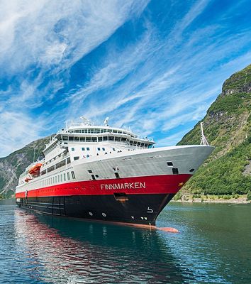 MS Finnmarken von Hurtigruten auf See