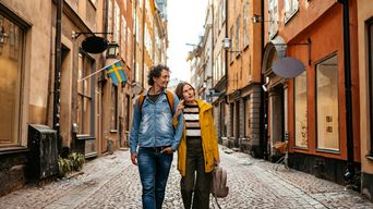 Paar spaziert durch Stockholm in Schweden