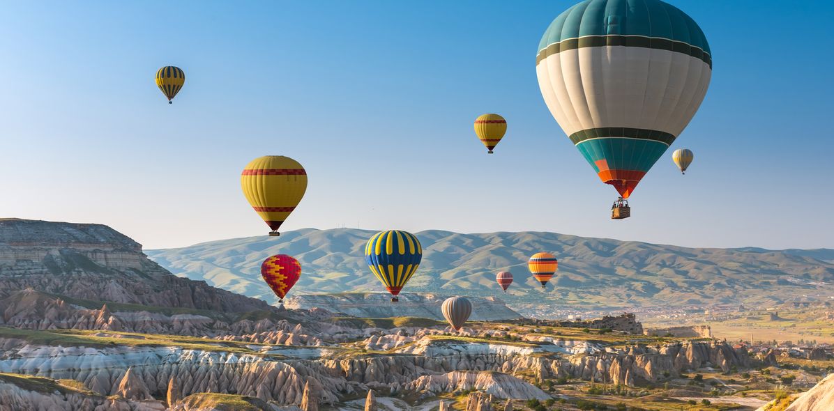 Heßluftballons fliegen über Kappadokien