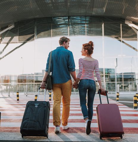 Paar mit Koffern am Flughafen