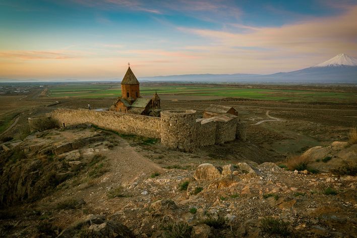 Das Kloster Chor Virap vor dem schneebedeckten Berg Ararat