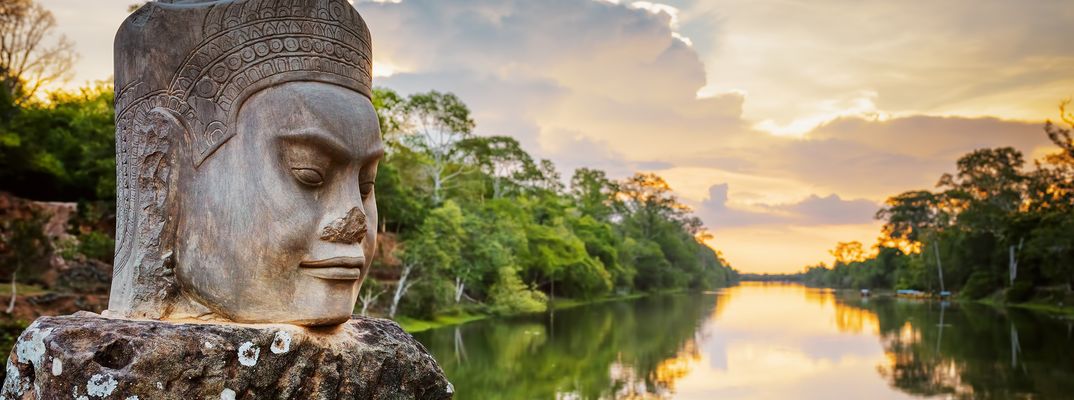 Blick auf eine Buddha Statur an einem Fluss 