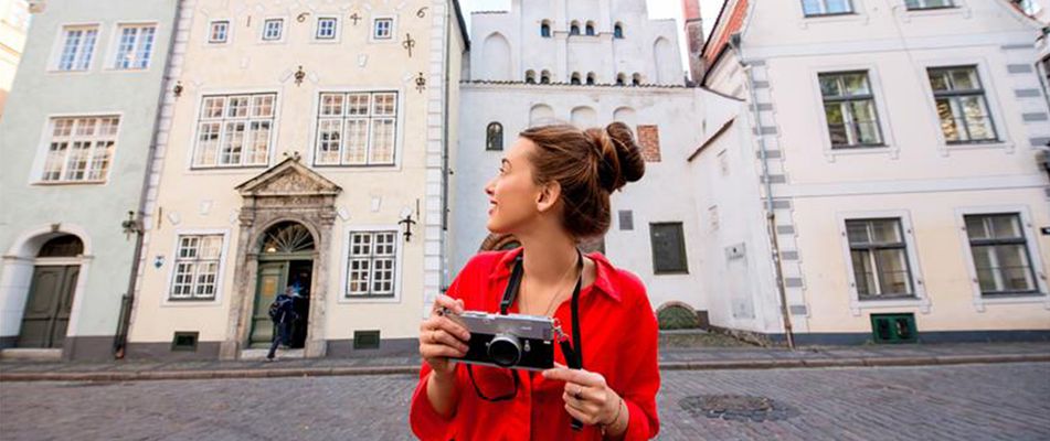 Frau in Riga während einer Sightseeing-Tour und fotografiert die Architektur