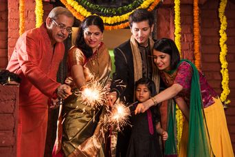 Familie beim Diwali-Festival in Indien mit Wunderkerzen