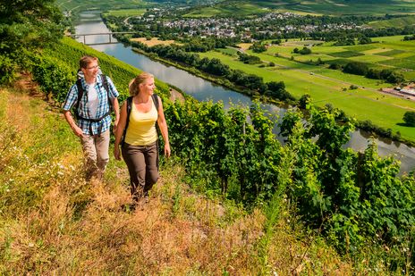 Paar beim Wandern auf dem Moselsteig