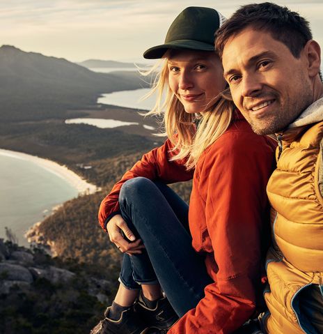 Paar auf Berg beim Wandern