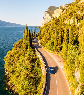 Auto fährt entlang einer Straße am Gardasee