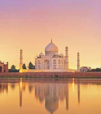 Taj Mahal bei Sonnenuntergang mit rosa Himmel