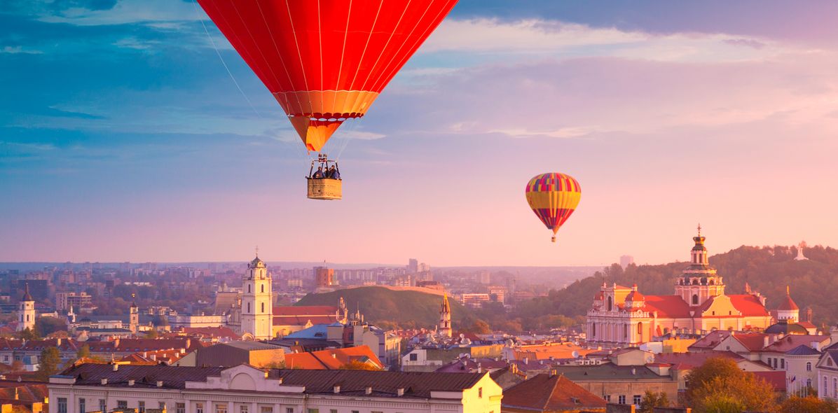 Blick über Vilnius mit Heißluftballons