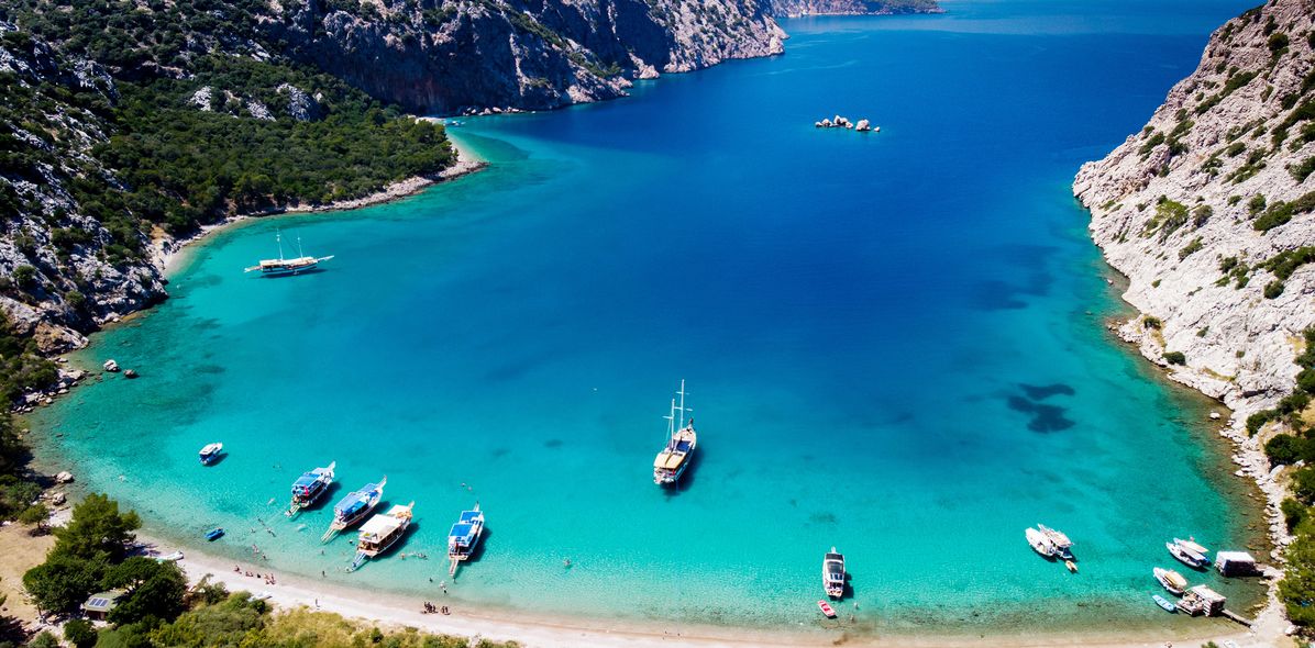 Boote in einer Bucht in Antalya