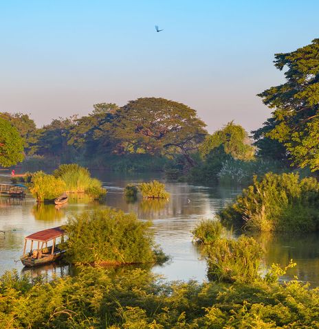 Panoramablick auf den Mekong-Fluss mit tropischer Landschaft in Laos