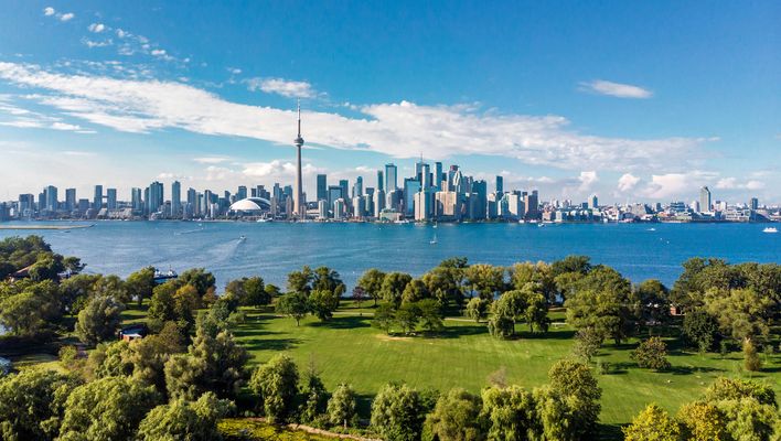 Luftaufnahme vom der Skyline von Toronto mit dem davorliegenden Ontario See