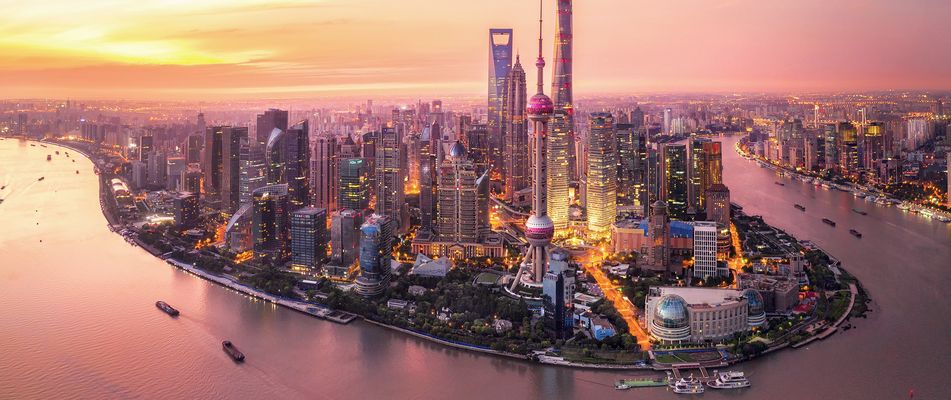 Blick auf die Stadt Shanghai in China mit rosa Himmel bei Sonnenuntergang