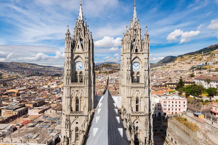 Kathedrale von Quito aus der Luft mit Türmen und umliegender Altstadt