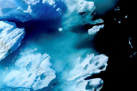 Eisberge im Meer bei Alaska