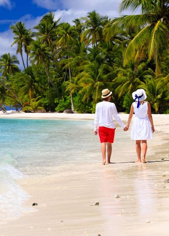 Paar spaziert am Strand