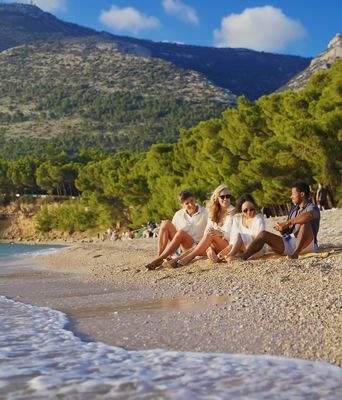 Menschen entspannen am Zlatni Rat Strand auf der Insel Brač in Kroatien