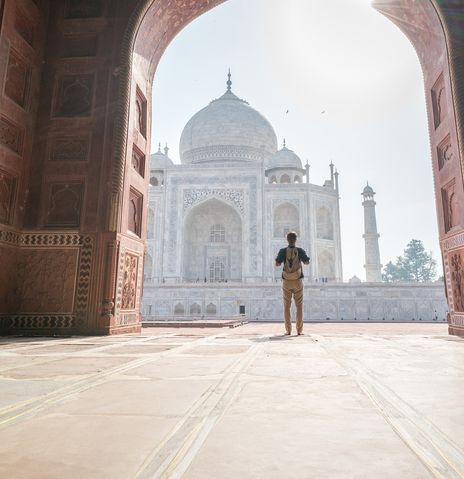 Mann vor dem Taj Mahal in Indien