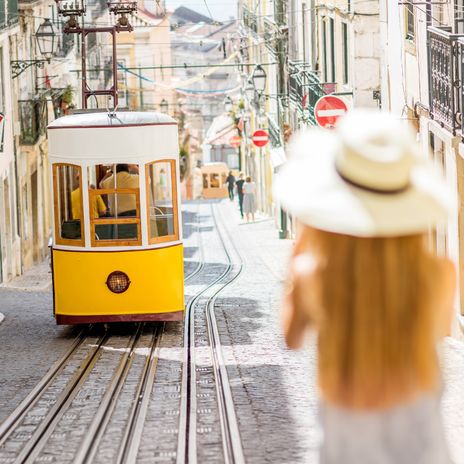 Frau vor Straßenbahn in Lissabon