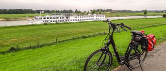 Fahrrad vor Flusskreuzfahrtschiff