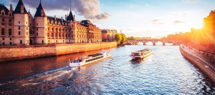 Flusskreuzfahrt auf der Seine in Paris mit historischer Kulisse