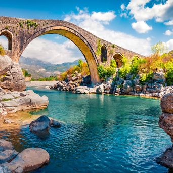 Der Shkodra-See in Nordwest-Albanien, umgeben von Bergen und Dörfern