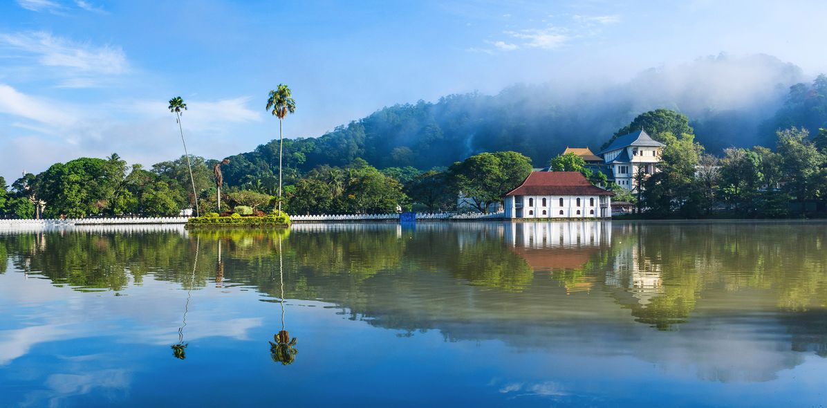 Blick auf den Kandy-See und den Zahntempel Dalada Maligawa im Herzen der Stadt Kandy, Sri Lanka