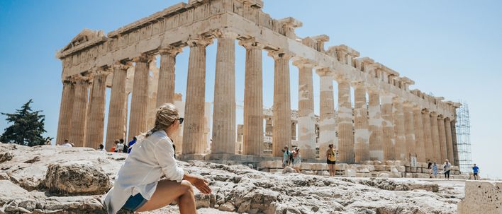 Frau vor Akropolis