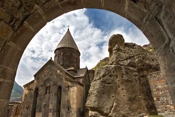 Blick auf das Felsenkloster Geghard in Armenien
