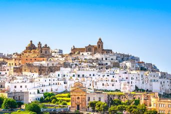 Blick auf Ostuni in Apulien