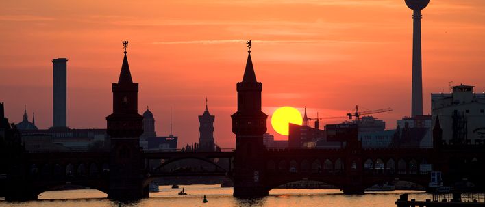 Die Oberbaumbrücke und der Berliner Fernsehturm bei Sonnenuntergang