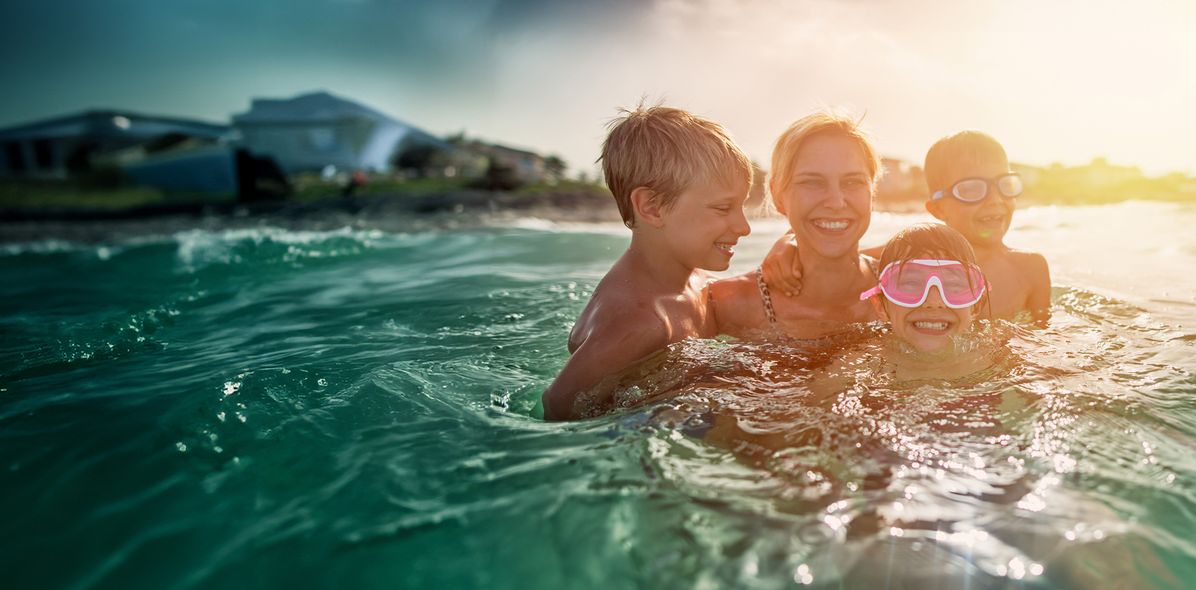 Mutter mit Kindern im Meer