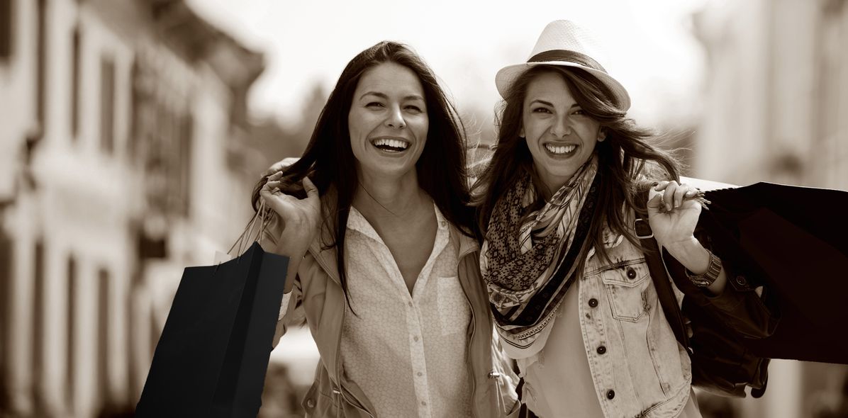 Frauen beim Shopping in der Black Week