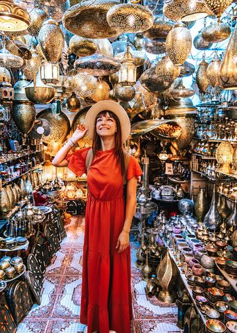 Frau auf Markt in Marrakesch