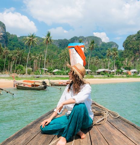 Frau auf Boot in Thailand
