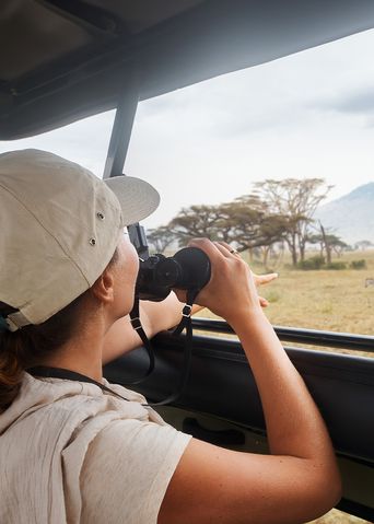 Frau auf einer Safari
