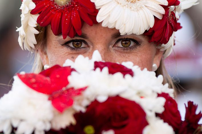 Frau beim Blumenfest auf Madeira