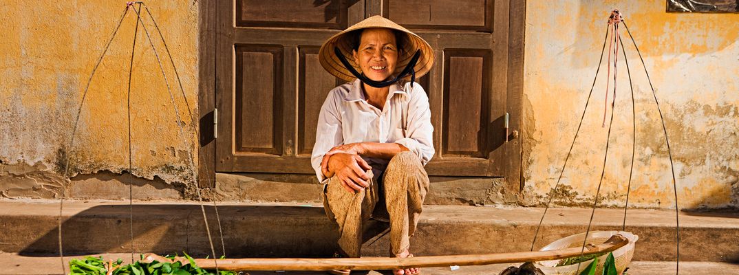 Eine Vietnamesin bei einer Pause während der Arbeit