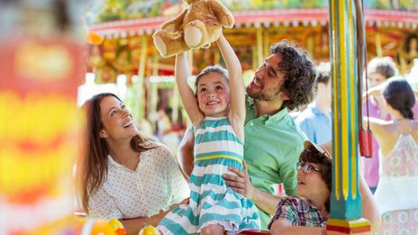 Familie auf einer Kirmes