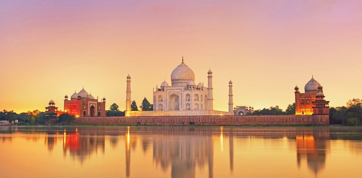 Blick auf Taj Mahal bei Sonnenuntergang