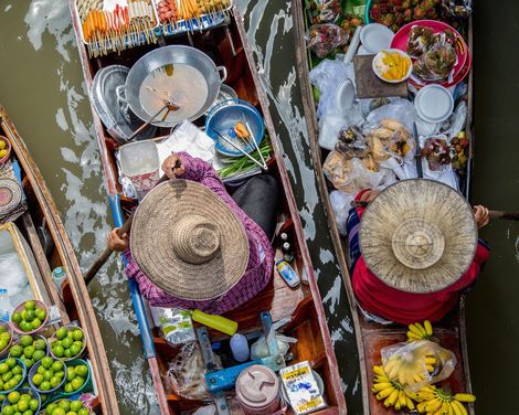 Goldene Tempel, grüne Hügel, glitzerndes Meer