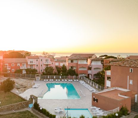 Poolbereich Ferienhotel Maristella auf Korsika