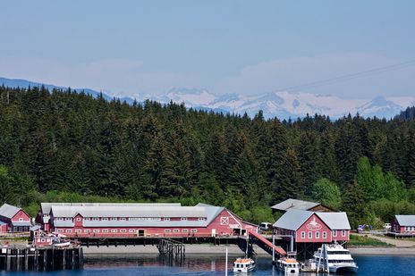 Blick auf den Icy Strait Point in Hoonah vor einer Bergkulisse