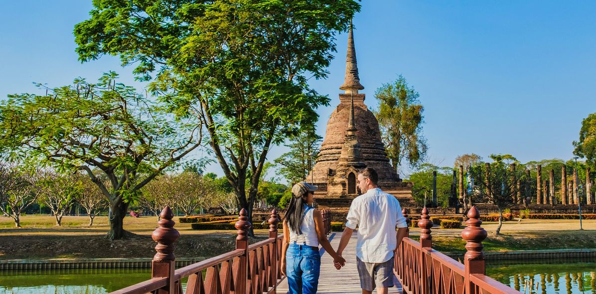 Paar am Sukhothai Tempel in Thailand